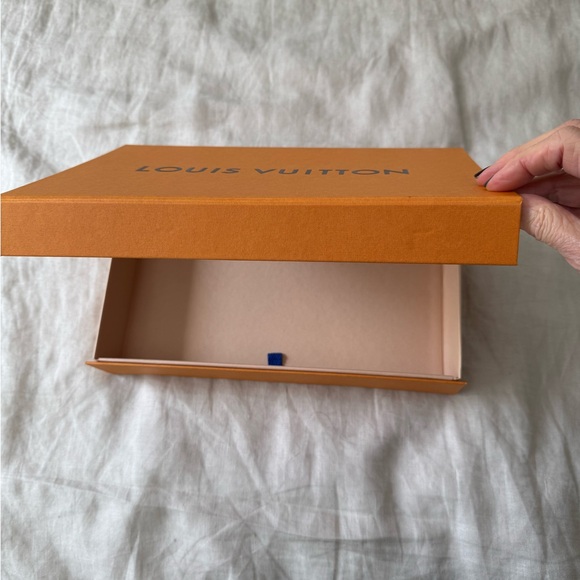 Authentic LOUIS VUITTON Empty Magnetic Gift Box
12 X 8 X 2 - Picture 6 of 8